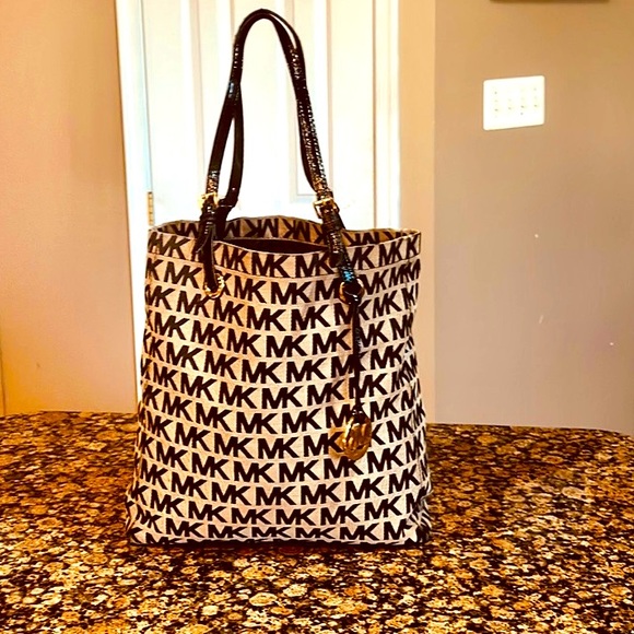 Gorgeous MICHAEL KORS Big Detailed Classy Tote Hand Bag . - Picture 3 of 9